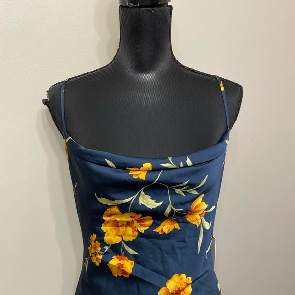 NWT Revolve ASTR the label women’s floral navy yellow satin midi dress size M - Picture 3 of 9